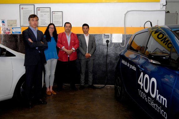 Jorge Gascó -izq.-, responsable de Marketing de Renault  Retail Group, y su equipo durante el acto de entrega a los miembros de TAXCO.
