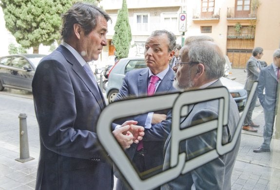 Salvador Navarro (CEV) y José Vicente González (Cierval) con Antonio Garamendi (CEOE). 