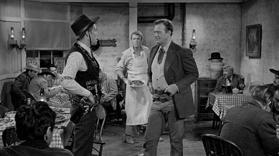 La secuencia aludida de 'El hombre que mató a Liberty Valance'. Marvin y Wayne frente a frente. :: lp