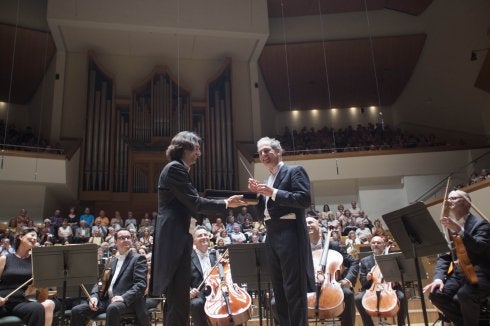 El concertino Palomares entregó ayer una batuta a Traub. :: e. ripoll