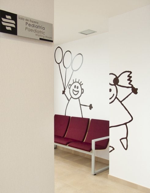 Sala de espera de pediatría, con carteles en inglés, del nuevo hospital IMED en Valencia. 