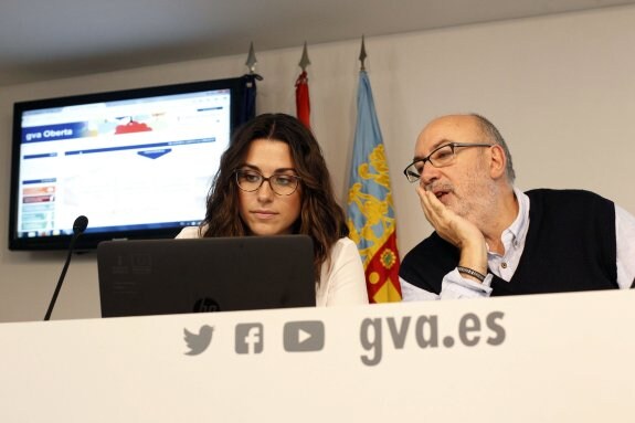 El conseller Alcaraz junto a la directora general de Transparencia, Aitana Mas. :: irene marsilla