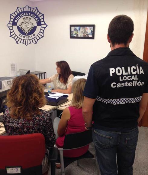 Agentes de la Policía Local de Castellón, con una víctima de violencia.