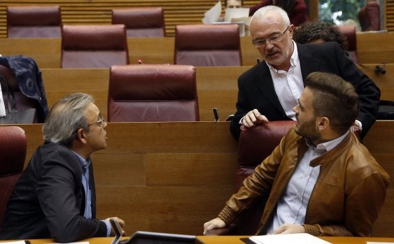 Manolo Mata, Antonio Montiel y Fran Ferri durante un pleno de Les Corts. :: EFE/Kai Försterling