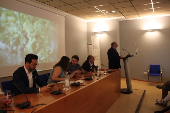 El cocinero Quique Dacosta junto al resto de conferenciantes. :: B. O.