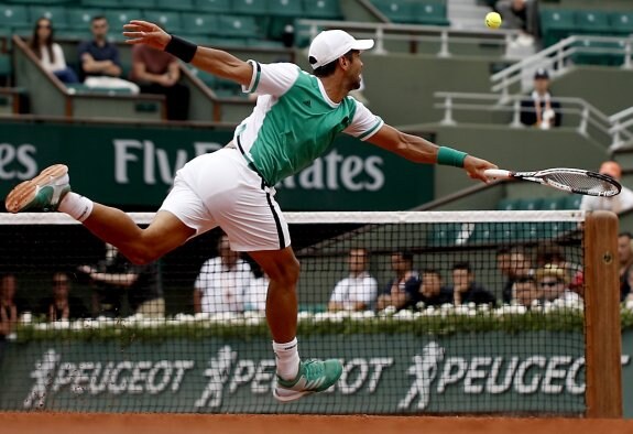 Verdasco, en su partido de ayer en Roland Garros. :: EFE/Yoan Valat