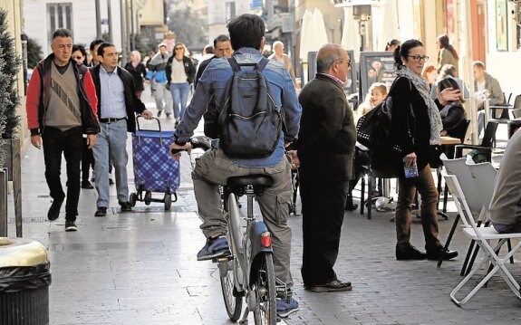 Un ciclista circula por una calle peatonal. :: monzó