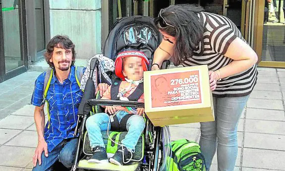 David Cobisa y  Verónica González, con su hijo Aarón, llevan el miércoles las firmas al Ministerio de Energía. :: r. c.