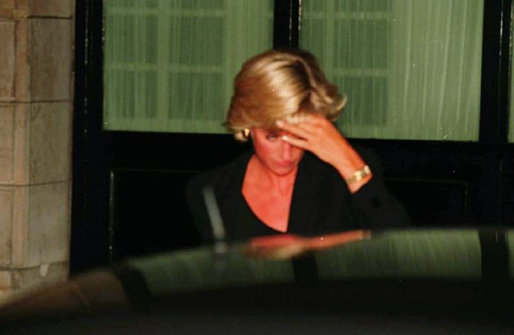 Última imagen con vida de la princesa, al salir del Hotel Ritz de París, minutos antes de estrellarse el coche. :: j. l.