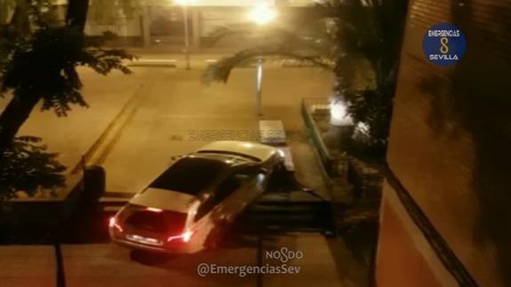 Un conductor ebrio accede a una zona peatonal en Sevilla y pregunta si está en Badajoz