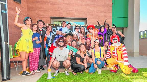 Foto de familia con los voluntarios de la Casa Ronald McDonald de Valencia.