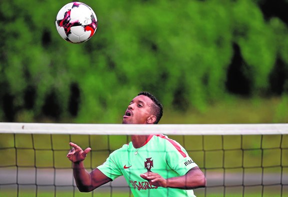 Nani cabecea un balón en
el entrenamiento que ayer realizó
con la selección de Portugal.
:: AFP PHOTO/PATRICIA DE MELO 