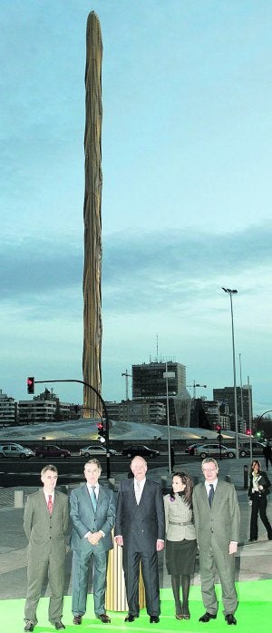 Calatrava toca el cielo de Madrid con su obelisco