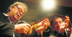 A la izquierda, José Luis Berlanga, hijo del cineasta valenciano, y a la derecha, Ignacio Lahoz, jefe de Conservación del IVAC. ::
JUANJO MONZÓ