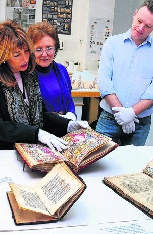 Trini Miró, Carmen Pérez y John O'Neal, frenta a los libros. ::
LP