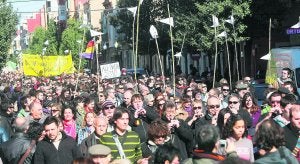 Un instante de la protesta de ayer a su paso por la calle de la Reina del Cabanyal. ::                             JUANJO MONZÓ