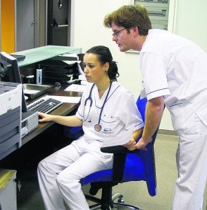 Dos trabajadores, en el Hospital de Torrevieja. ::
ALEX DOMÍNGUEZ