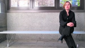 Rosario Peiró, sentada en uno de los bancos del edificio Sabatini del Museo Reina Sofía. ::
S. MASCARELL