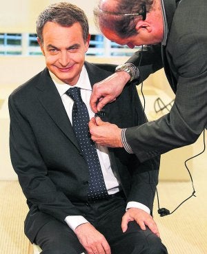 El presidente del Gobierno, José Luis Rodríguez Zapatero, antes de la entrevista. ::
EFE