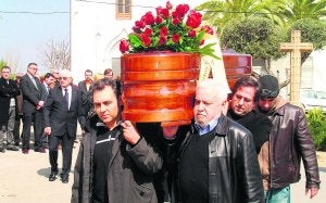 Artistas de la comarca portaron el féretro de Soria del Ayuntamiento a la parroquia. ::                             RAÚL MARTÍNEZ