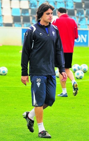 El alicantinista Dani García durante el entrenamiento en Villafranqueza, ayer. ::
RAFA MOLINA