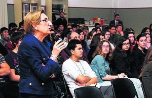 Gotzone Mora, durante su intervención ante los alumnos. ::
J. IGLESIAS