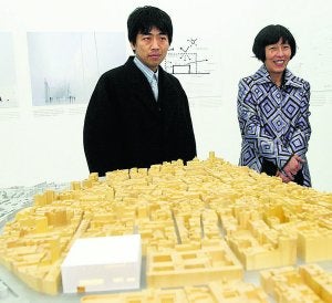 Nishizawa y Sejima posan junto a una maqueta de Valencia donde sobresale la piel del IVAM. ::                             J. MONZÓ