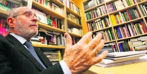 Román de la Calle, antes de abandonar su despacho en el Museo Valenciano de la Ilustración y la Modernidad. ::                             JUANJO MONZÓ