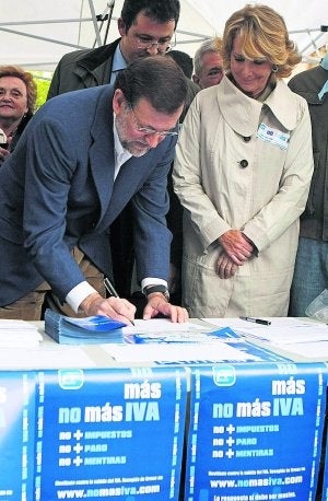 Rajoy y Aguirre firman contra la subida del IVA dentro de la campaña del PP contra esta medida. ::
EFE