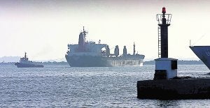 Un remolcador ayuda a un barco a entrear al Puerto de Alicante. ::
ROBERTO MILÁN