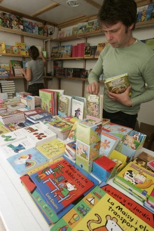 Una de las casetas de la Feria del Libro. ::
DAMIÁN TORRES