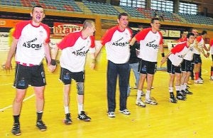 Jugadores del Alser Sagunto celebran el ascenso. ::
T. ARNAU
