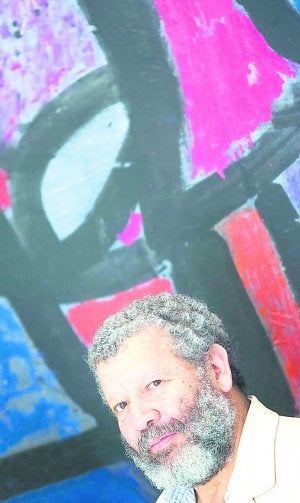 Willy Ramos posa junto a una de las obras expuestas, ayer. ::
D. TORRES