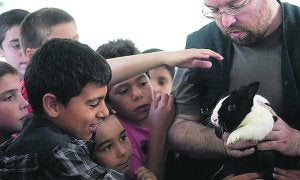 Alumnos del Ausiàs March, acarician una mascota en el centro de animales exóticos. ::
DAMIÁN TORRES