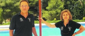 Roberto Medoro e Isabel Aracil, junto a la piscina del hotel rural que dirigen en Biar. ::                             RAMÓN BERNABEU