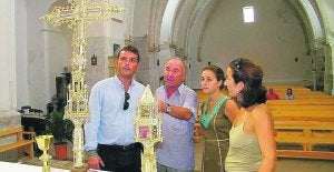 El alacalde, Andrés Martínez, con el capellán y dos de las regidoras del Consistorio. ::                             J. MAURA