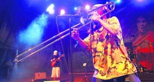 Jah Mason, uno de los precursores del 'toasting', ayer sobre el escenario principal del Rototom en Benicàssim. ::                             LOSAS