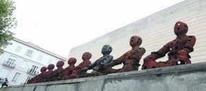 Las estatuas de hierro de Xavier Mascaró, ayer, instaladas en el explanada del IVAM para la exposición que se inaugura el 26 de octubre. ::                             JUANJO MONZÓ