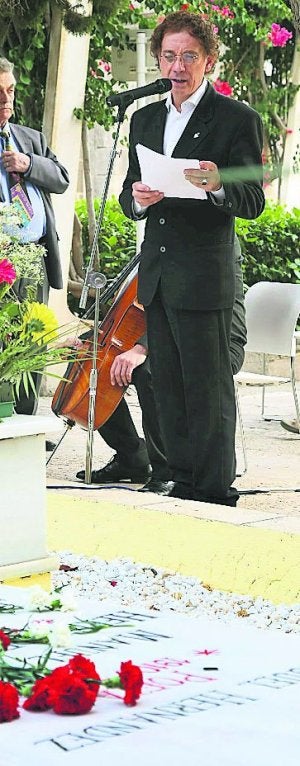 Mestre, ayer, delante de la tumba del poeta. ::
EFE