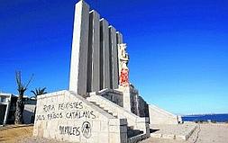El Monumento a los Caídos de la Vega Baja, lleno de pintadas, ayer. ::                             A. DOMÍNGUEZ