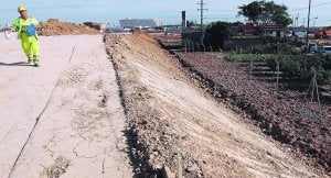 Montaña de tierra amontonada esta semana junto a una casa del Camí Reial y, a l fondo, la nueva Fe. ::                             JESÚS SIGNES