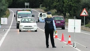 Una policía para un vehículo en un control en Paterna para prevenir la delincuencia. ::                             IRENE MARSILLA