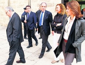 Arropado. El presidente Camps, junto a Juan Cotino y Manuel Cervera, a su salida ayer de Les Corts.  ::                             FOTOS TXEMA RODRÍGUEZ