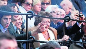 Vicente Barrera, Miuccia Prada y Rita Barberá, ayer en la plaza de toros. ::
T. RODRIGUEZ