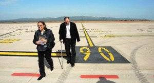 Dos personas se dan una vuelta ayer por las pistas del aeropuerto antes de la orden de la Junta Electoral. ::                             EFE/DOMÉNECH CASTELLÓ