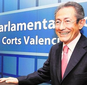 El socialista Ángel Luna, ayer, en Les Corts. ::                             EFE/JUAN CARLOS CÁRDENAS