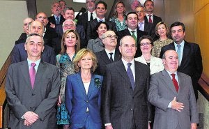 Salgado y Chaves, con los consejeros autonómicos antes de empezar la reunión de hoy. EFE/ZIPI