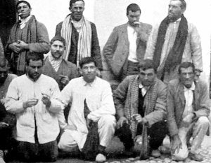 El juez López de Rueda.
Un grupo de procesados.
A la izquierda, de rodillas, Chato
de Cuqueta.
::
MUNDO GRÁFICO