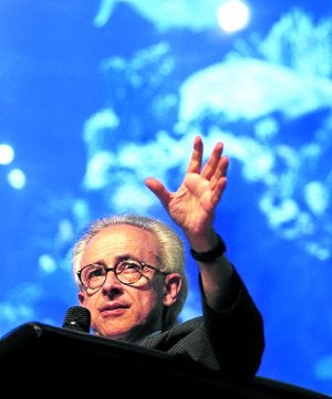 El profesor Damasio, ayer en Valencia, con un acuario de L'Oceanogràfic detrás. ::
JESÚS SIGNES