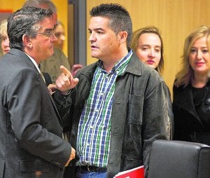 José Manuel Vela atiende a uno de los miembros de la Mesa, ayer. ::                             DAMIÁN TORRES